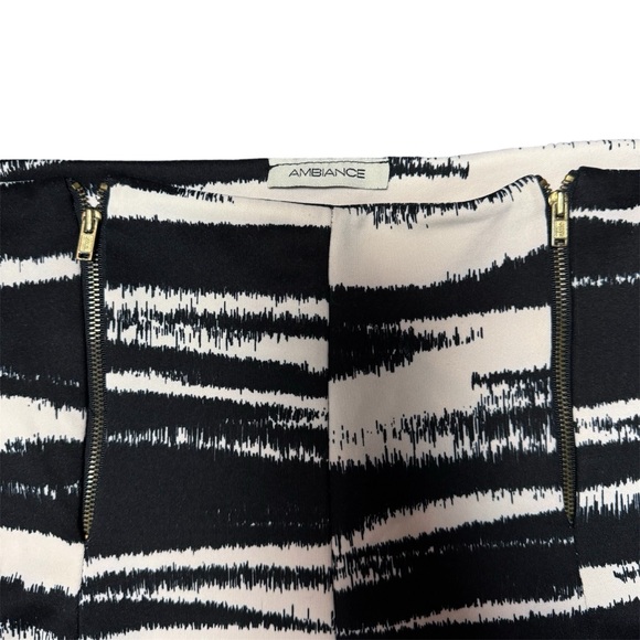 Black-and-white mini short size small. High waist. - Picture 3 of 5